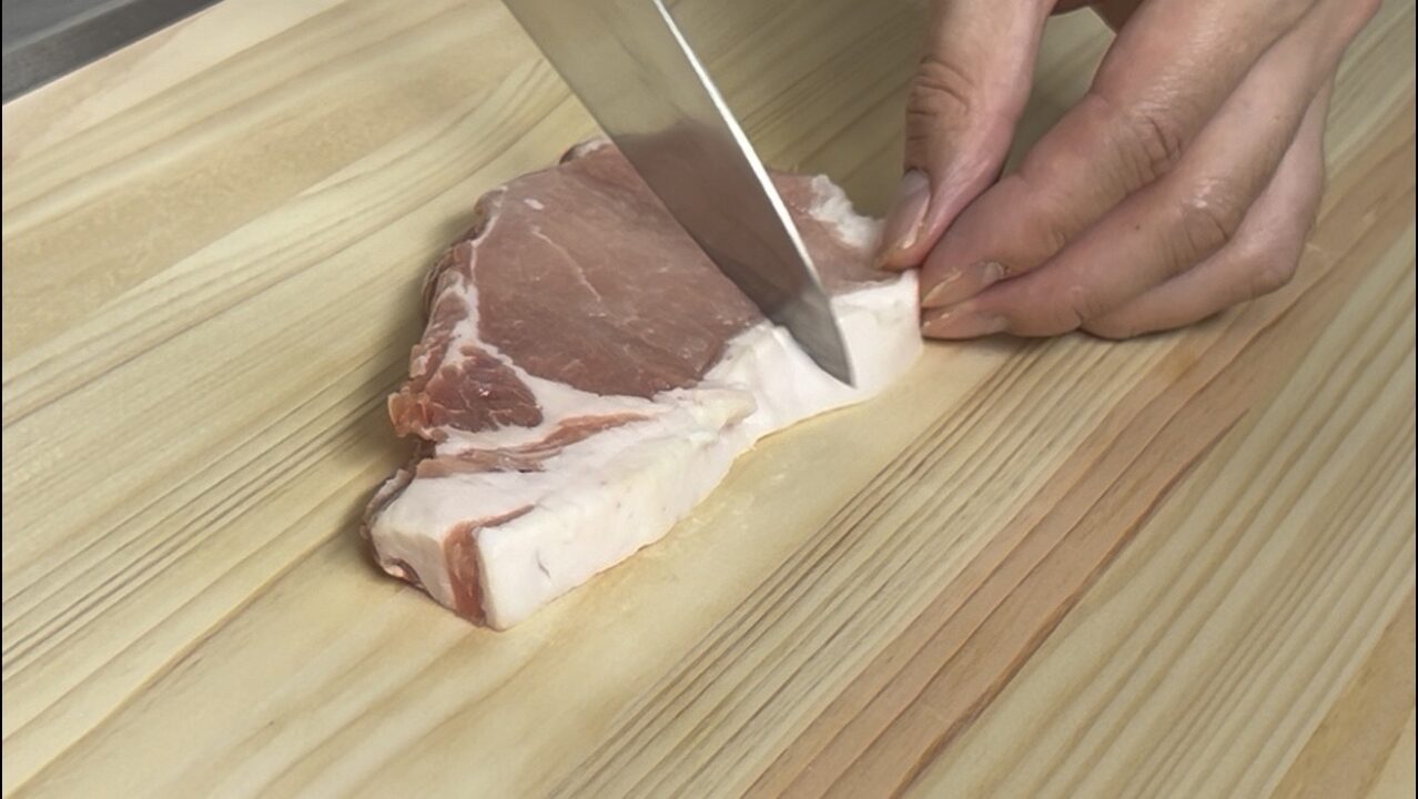 豚肉の筋切り